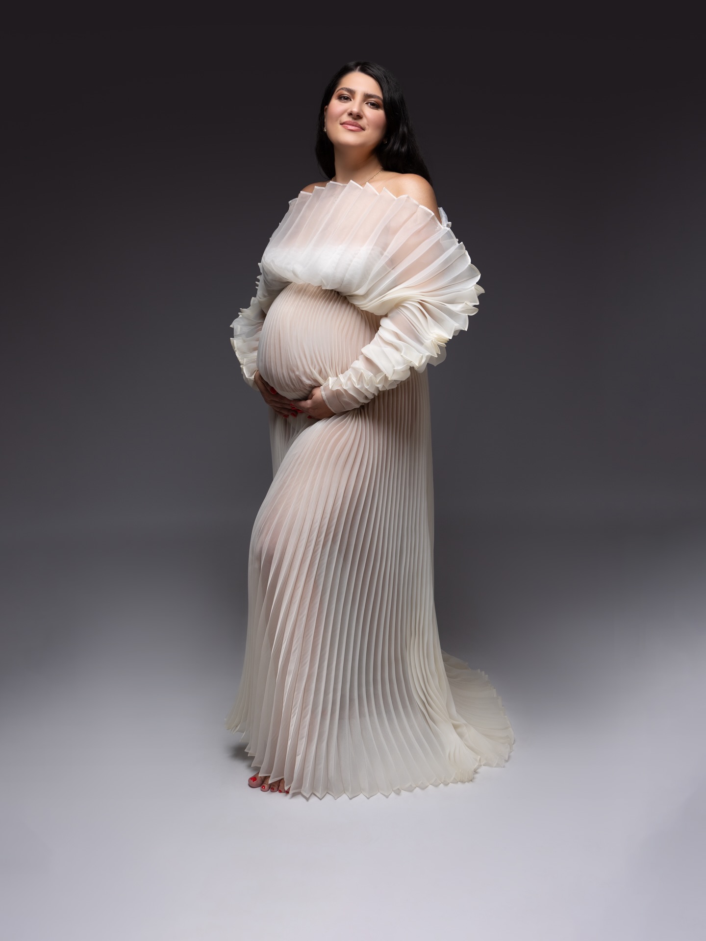 Ședință foto maternitate în studio — portret elegant