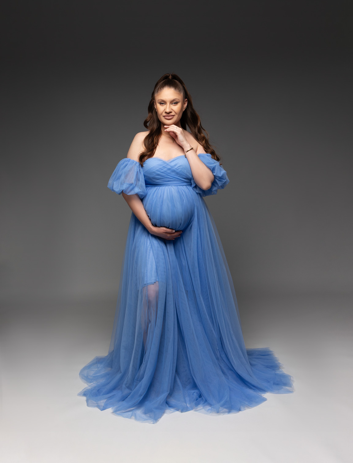 Fotografie maternitate — rochie elegantă de studio
