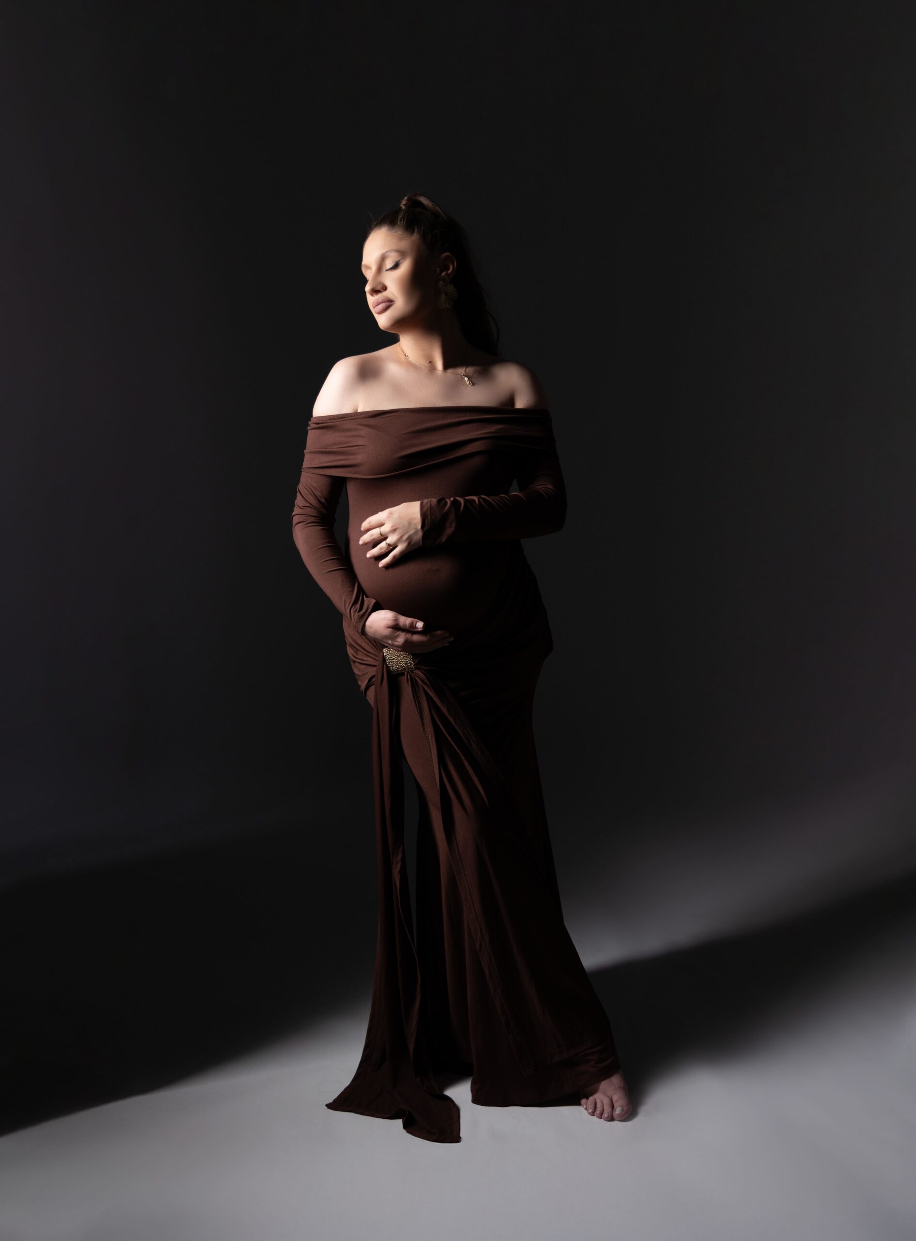 Ședință foto gravide — portret artistic în studio